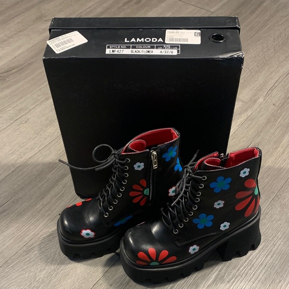 Dolls Kill LAMODA Black Free Spirit Platform Lug Flower Ankle Boots size 6 - Picture 3 of 14